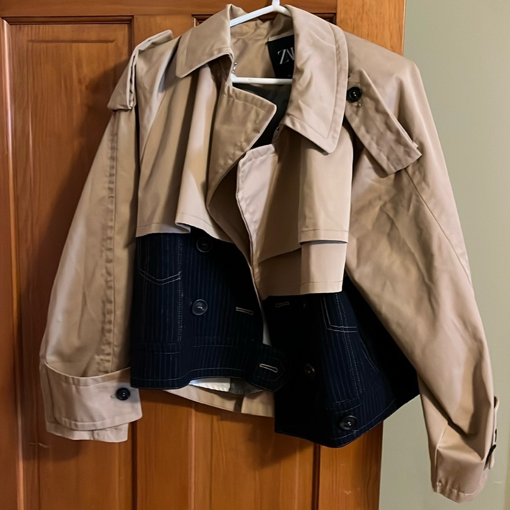 NWT cropped black and tan Zara trench, size L.